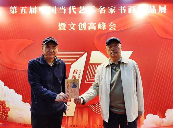 中华集邮联合会原副会长兼秘书长刘佳维和朱德外孙刘武握手寒暄